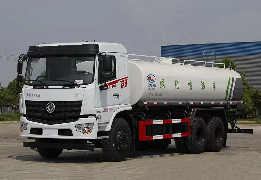 東風(fēng)天龍灑水車： 為城市清潔增添一抹亮色
