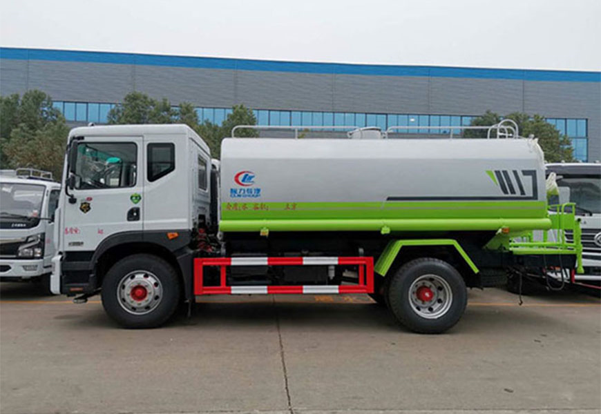綠化灑水車——為城市添綠，為環(huán)境護航
