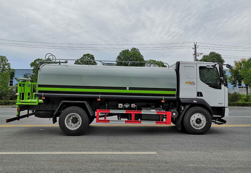 江淮6噸二手環(huán)衛(wèi)灑水車：為城市環(huán)境保駕護航
