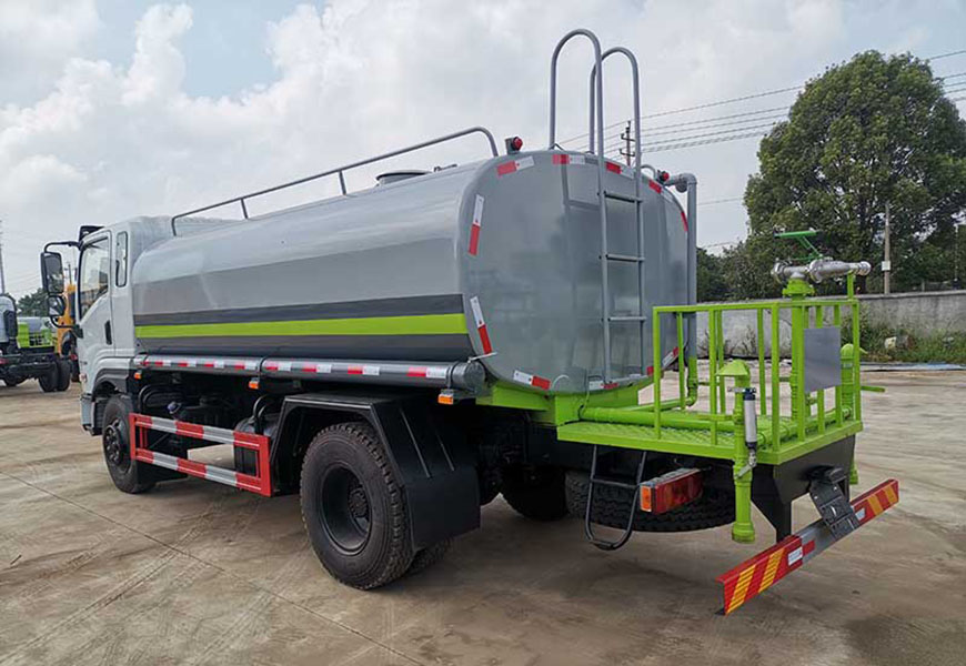 凱馬新型霧炮灑水車助力城市大氣環(huán)保
