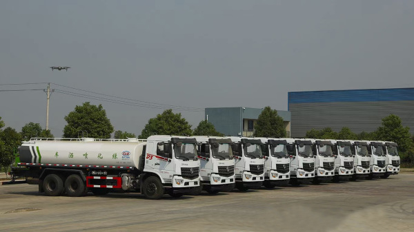 東風(fēng)10噸灑水車：高效清潔城市
