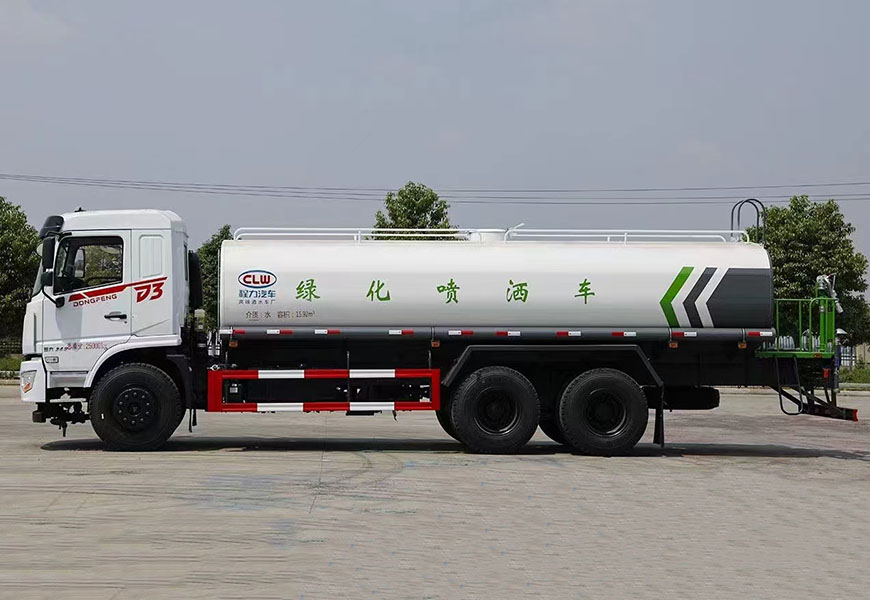 綠色東風(fēng)多利卡灑水車
