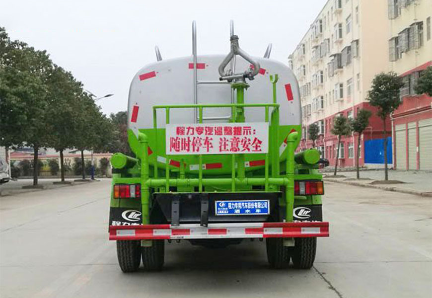 東風多利卡D7 灑水車：為城市環(huán)境保護貢獻力量

