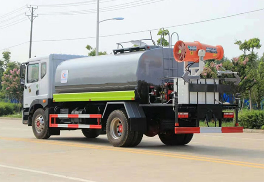 綠化澆灌灑水車——為城市添綠添彩
