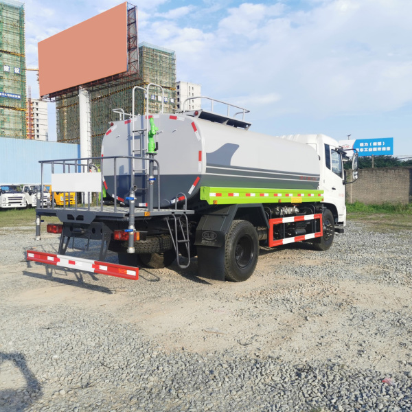 青海一汽解放灑水車：高效、環(huán)保的道路保潔利器
