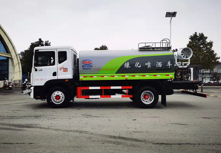 東風(fēng)天錦壓塵灑水車(chē)：銀裝素裹，不凡尚美
