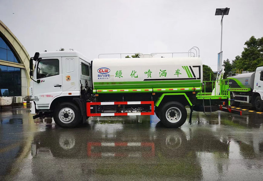 滿洲里大道上疾馳的東風天錦15方灑水車，是程力專用汽車股份有限公司的一款優(yōu)秀產(chǎn)品。它以良好的性能和出色的品質(zhì)，贏得了廣大用戶的青睞和信任。
